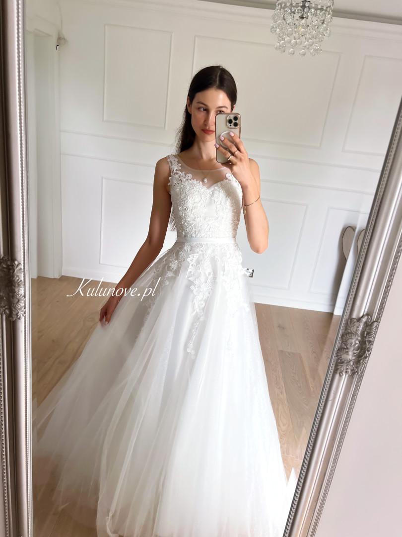 Anette - brokatowa koronkowa suknia ślubna z wiązanym gorsetem - Kulunove zdjęcie 1